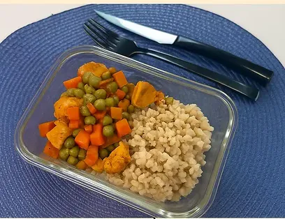 Πιάτο με κοτόπουλο, καρότο, αρακά και διατροφικές πληροφορίες