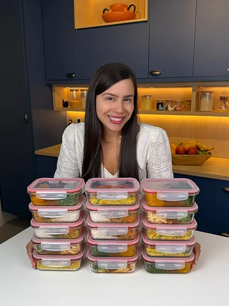 Η δημιουργός του συστήματος Μενού 15 Ημερών μπροστά σε έτοιμα γεύματα